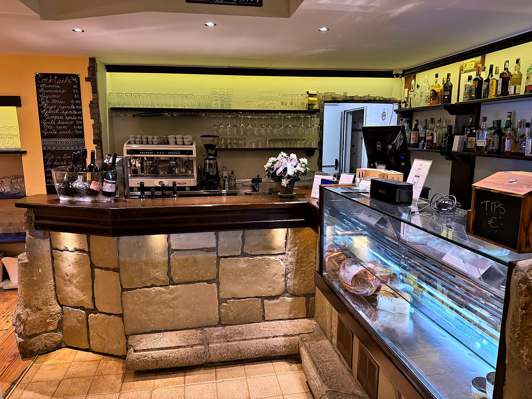 Il bar, con il banco in pietra