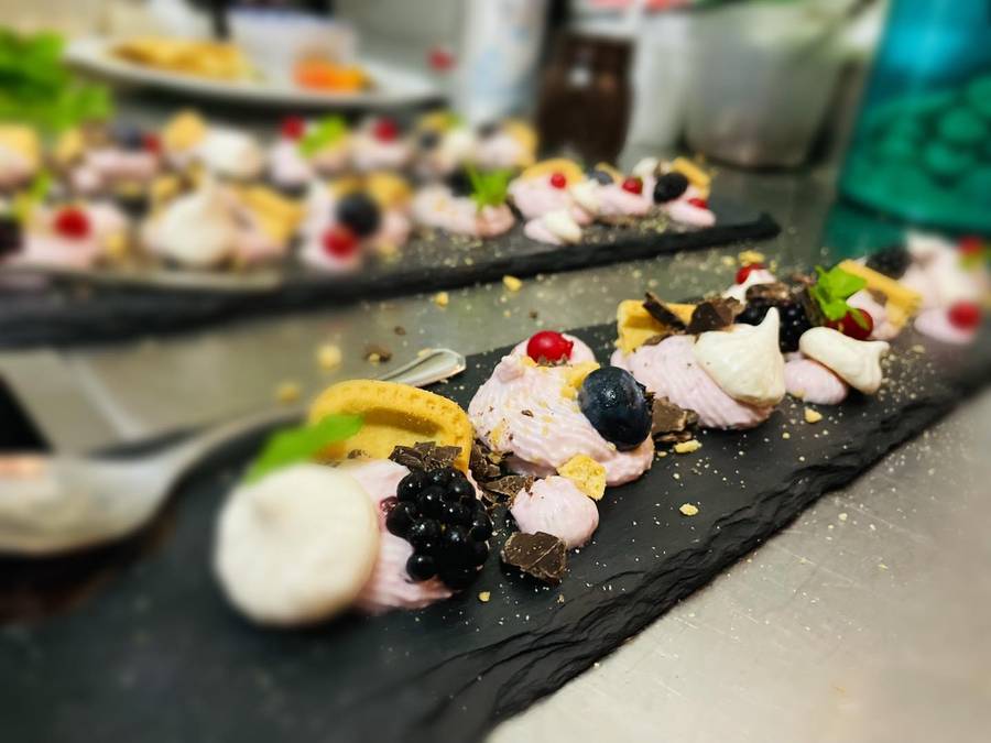Dolce su ardesia: crema ai frutti di bosco, meringa, cioccolato e cialda
