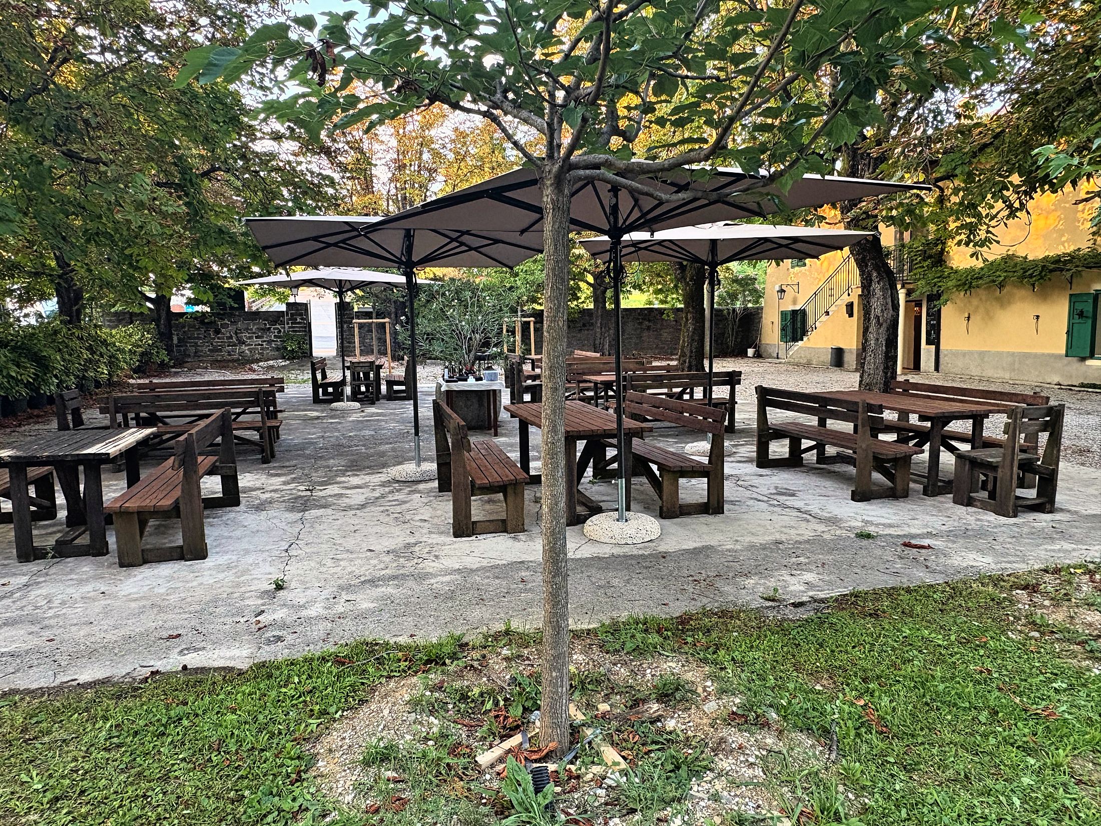 Tavoli e ombrelloni nel giardino