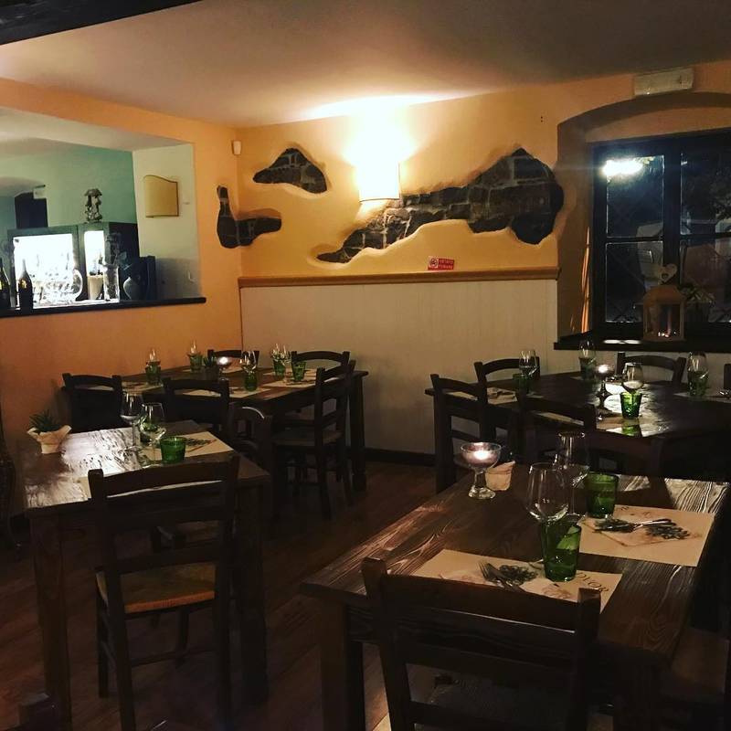 La sala di sera, con le candele e una vetrinetta dei vini sullo sfondo